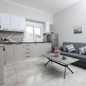 Апартаменты Dellis House *