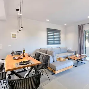 Holiday home Stylish Privet Poolside