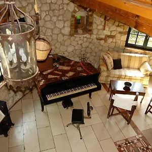 Musician's Round House & Castello Villa Vatos