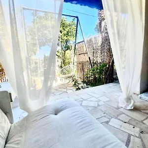 Evie's Beach Studio Holiday home
