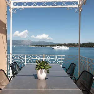 The Corcyraean Luxury Seafront House & Yard Apartment *
