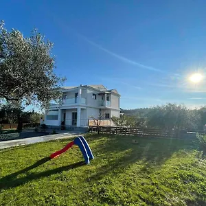 Spyro's House Apartmán Kouramaditika