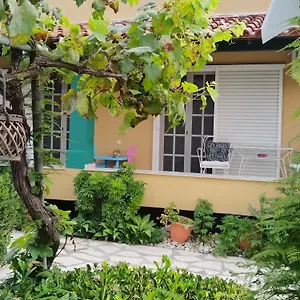 Holiday home The Pergola Cottage...feel The Local Vibes! *
