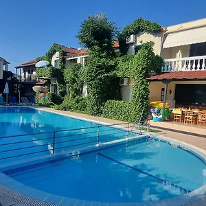 The Mayflower & Apartmanhotel Moraítika