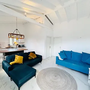 Yellow House * Κασσιόπη
