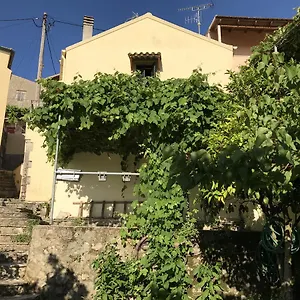 Country house Old Traditional House In Village Varypatades